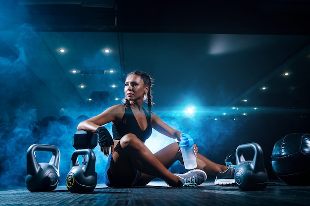Una bella giovane atleta nera in palestra.