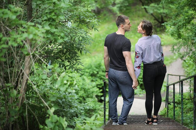 Una bella giovane coppia a passeggiata nel parco primaverile