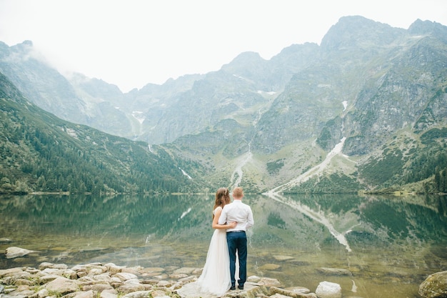 Una bella giovane coppia al lago nei monti Tatra in Polonia Morskie Oko