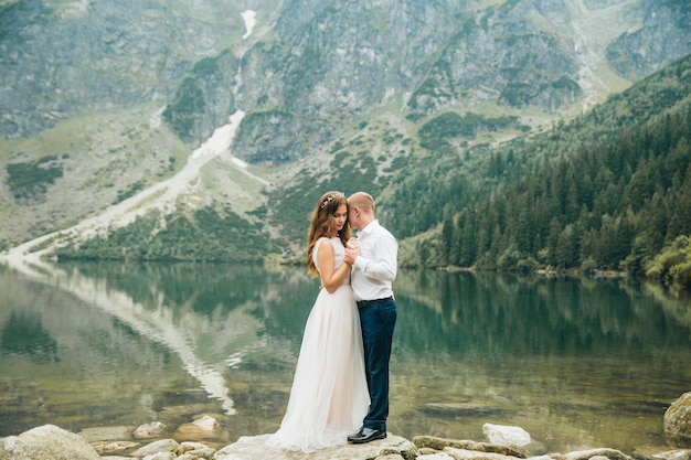 Una bella giovane coppia al lago nei monti Tatra in Polonia Morskie Oko