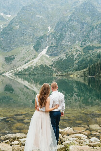 Una bella giovane coppia al lago nei monti Tatra in Polonia Morskie Oko