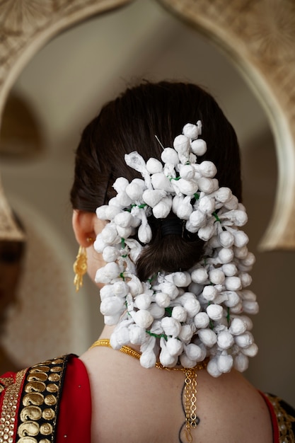 Una bella giovane donna che indossa un sari