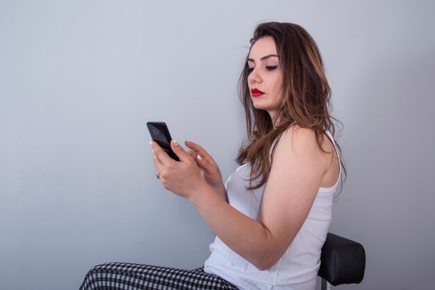 Una bella giovane donna con il telefono in mano.