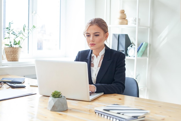 Una bella giovane donna d'affari che lavora al computer.