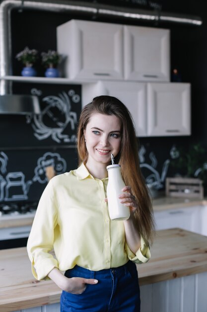 una bella giovane donna nell'interno della cucina moderna
