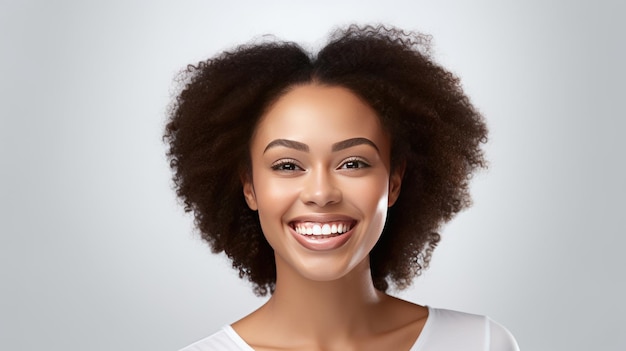 Una bella giovane modella afroamericana sorridente con i denti puliti isolata