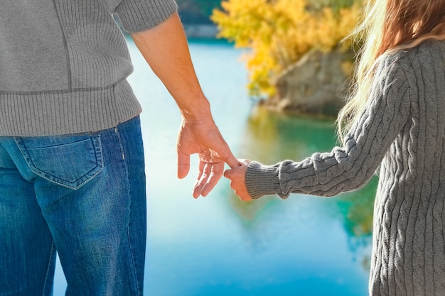 Una bella mano di genitore e figlio in riva al mare