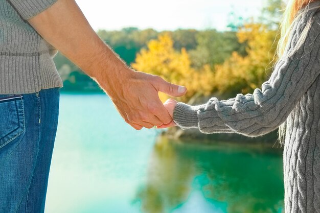 Una bella mano di genitore e figlio in riva al mare