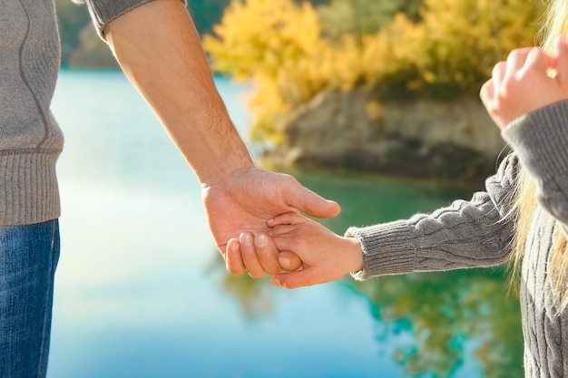 Una bella mano di genitore e figlio in riva al mare