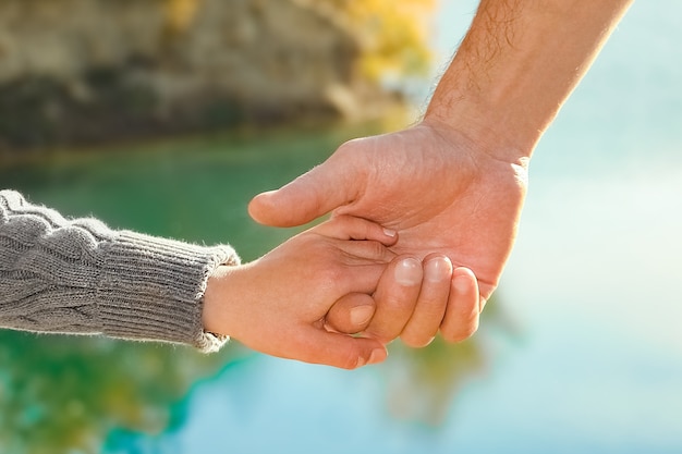 Una bella mano di genitore e figlio in riva al mare