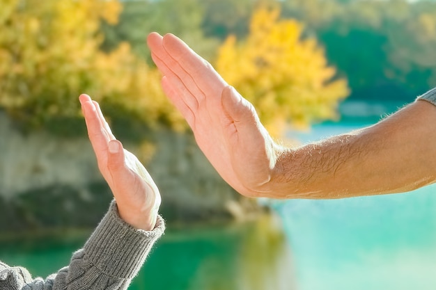 Una bella mano di genitore e figlio in riva al mare