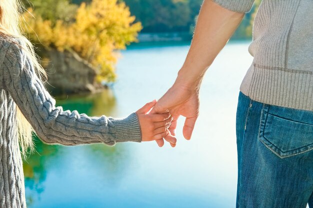 Una bella mano di genitore e figlio in riva al mare