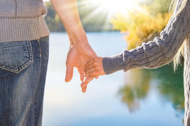 Una bella mano di genitore e figlio in riva al mare