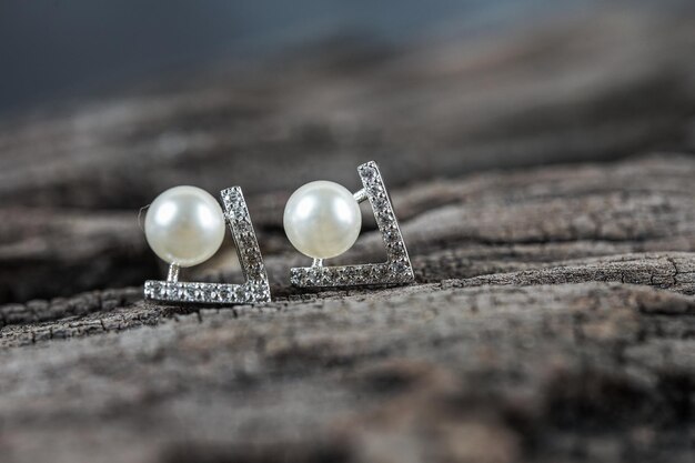 Una bella Pearl Ear studs Primo piano di orecchini di perle bianche