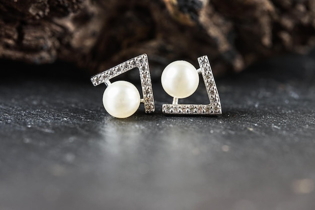 Una bella Pearl Ear studs Primo piano di orecchini di perle bianche