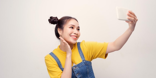 Una bella ragazza che si fa un selfie