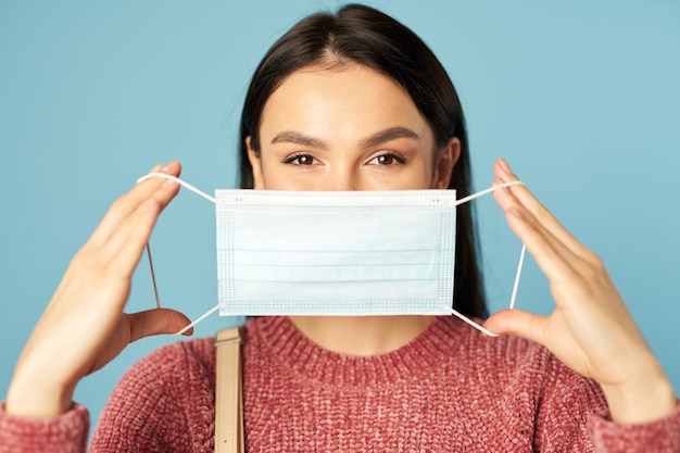 Una bella ragazza che userà una maschera protettiva