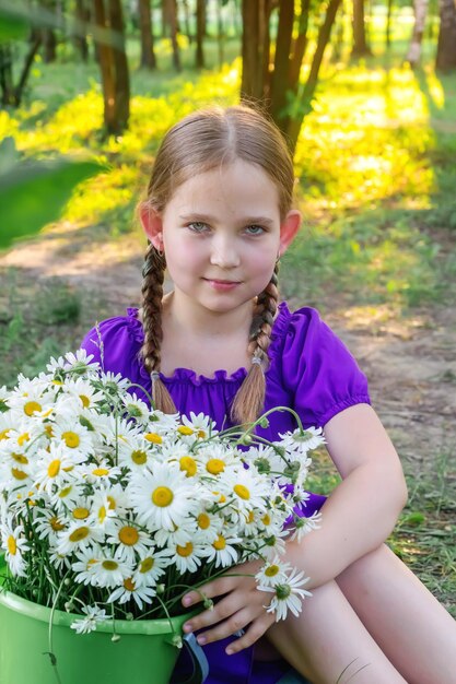 Una bella ragazza con le margherite cammina in estate PHOTOSESSION Happiness Walk Summer time