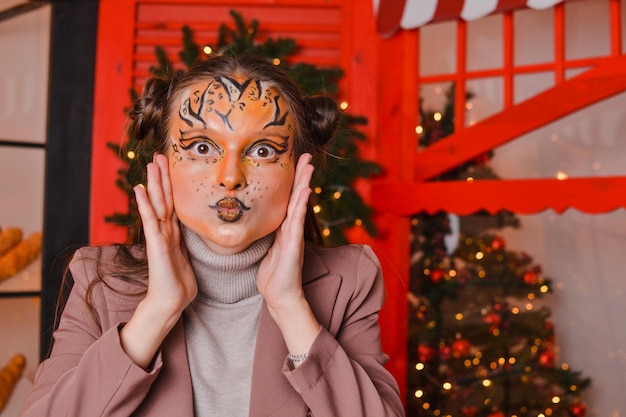 Una bella ragazza con un trucco da tigre Concetto di Capodanno Anno della tigre