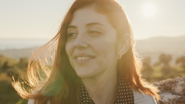 Una bella ragazza con un vestito bianco esplora un antico castello italiano al tramonto