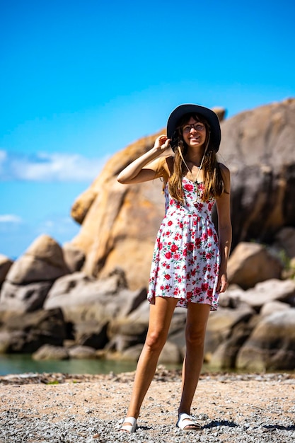 una bella ragazza dai capelli lunghi in un vestito si rilassa su una spiaggia paradisiaca sull'isola magnetica, in australia