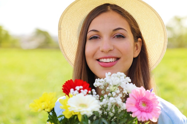 Una bella ragazza felice riceve un bouquet di fiori per la Giornata Internazionale della Donna