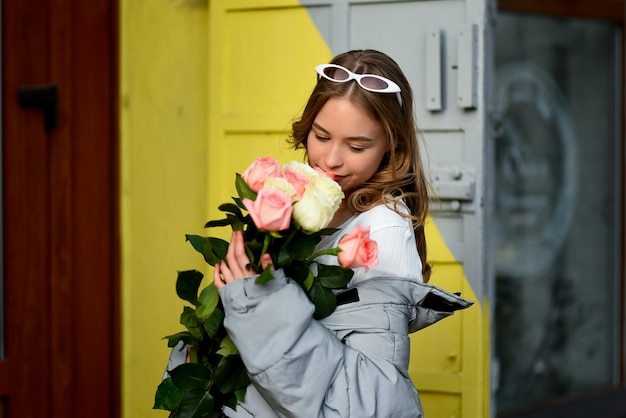 Una bella ragazza festeggia il suo compleanno Lifestile Flowers