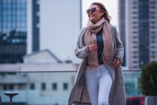 Una bella ragazza in città