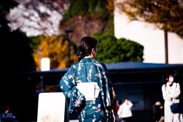 Una bella ragazza in kimono