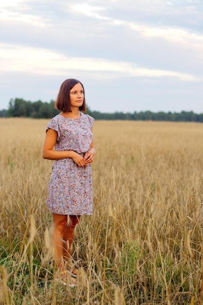 Una bella ragazza in un campo di grano Latte e pane Peacetime Happiness Love