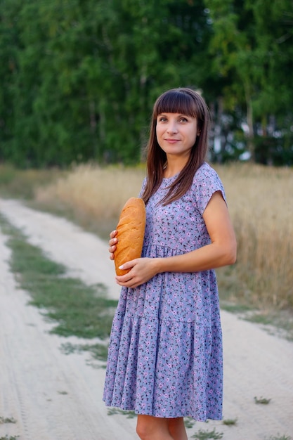 Una bella ragazza in un campo di grano Latte e pane Peacetime Happiness Love