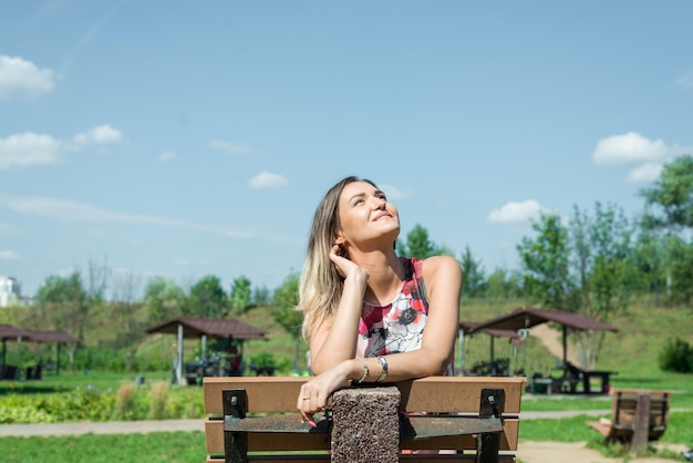 una bella ragazza sottile che cammina in un parco estivo