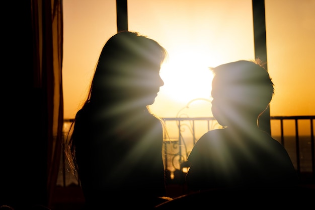 Una bella silhouette di bambini felici sullo sfondo del mare