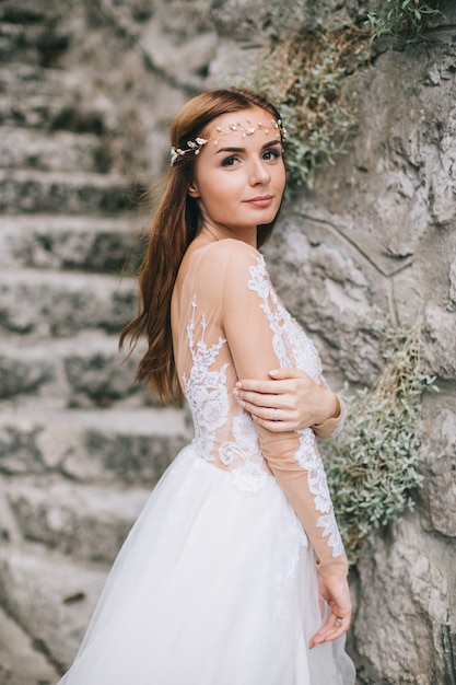 Una bella sposa cammina in una fata cittadina austriaca, Hallstatt.