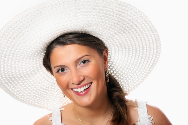 una bella sposa con un cappello su sfondo bianco