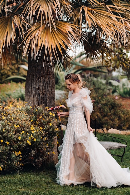 Una bella sposa dai lineamenti piacevoli in abito da sposa viene fotografata in Provenza. Ritratto della sposa in Francia.