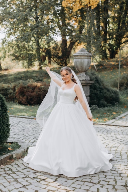 Una bella sposa si erge sulla natura nel verde