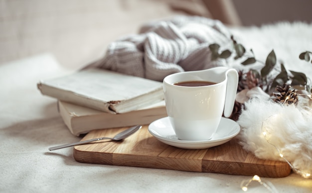 Una bella tazza di bevanda calda tra i dettagli di arredo casa.