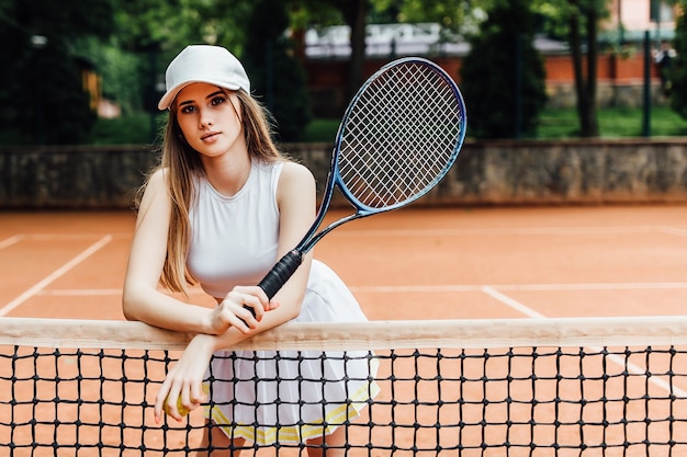 Una bella tennista seria in campo.