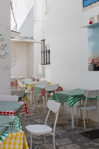 Una bella veduta dei tavoli di un home restaurant nella città di Ostuni