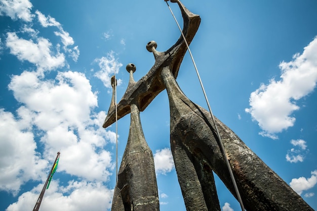 Una bella vista del monumento di Candangos situato a Brasilia, capitale del Brasile