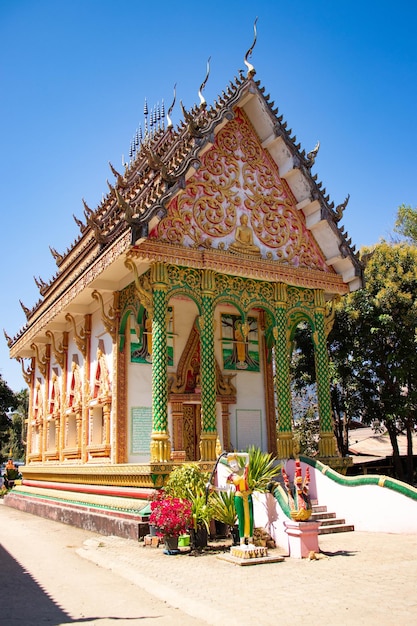 Una bella vista del tempio buddista a Vang Vieng Laos