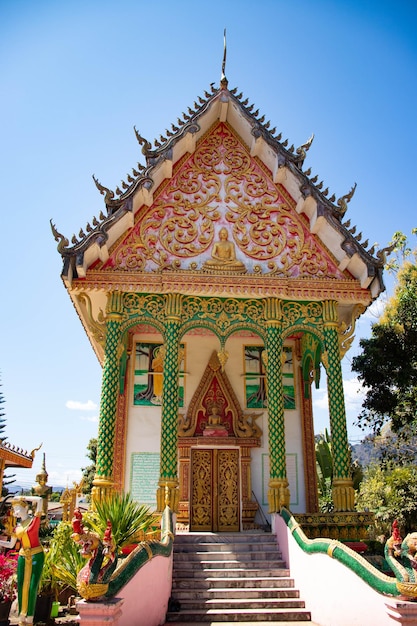 Una bella vista del tempio buddista a Vang Vieng Laos