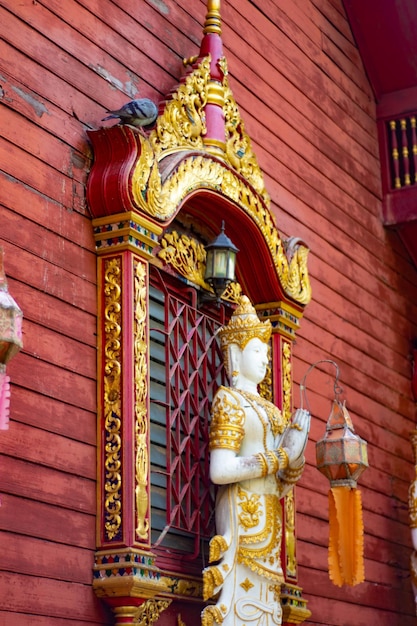 Una bella vista del tempio buddista si trova a Chiang Rai Thailandia