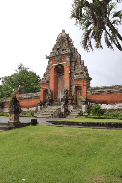 Una bella vista del tempio di Taman Ayun situato a Bali Indonesia