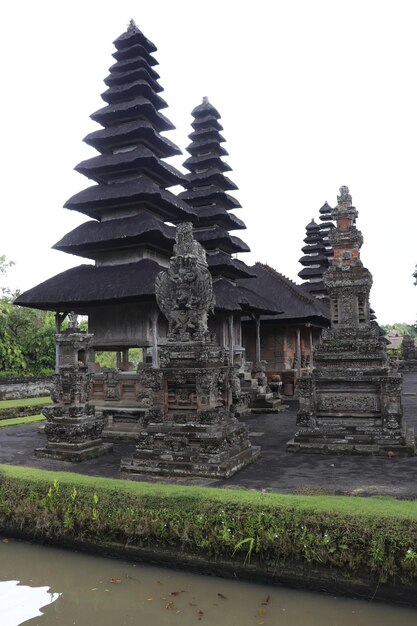 Una bella vista del tempio di Taman Ayun situato a Bali Indonesia