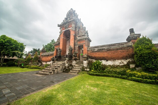 Una bella vista del tempio di Taman Ayun situato a Bali Indonesia