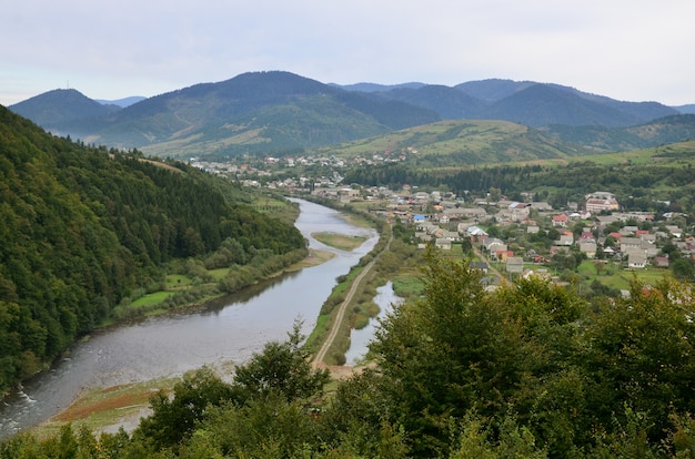 Una bella vista del villaggio di Mezhgorye, regione dei Carpazi