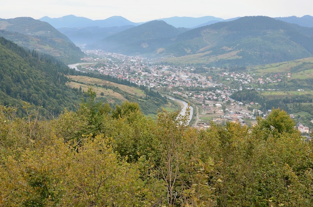 Una bella vista del villaggio di Mezhgorye, regione dei Carpazi