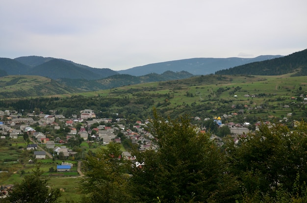 Una bella vista del villaggio di Mezhgorye